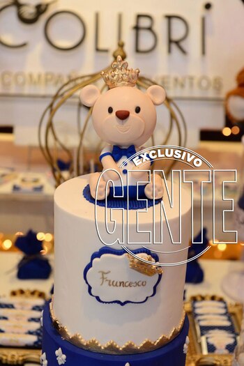 La torta del “Pequeño príncipe”, como lo llama More. El oso que la corona también protagonizó la invitación digital al evento.