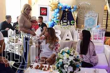 Morena fascinada con Lola, hija de Débora D´amato. La bebe está cerca de cumplir sus cuatro meses.
