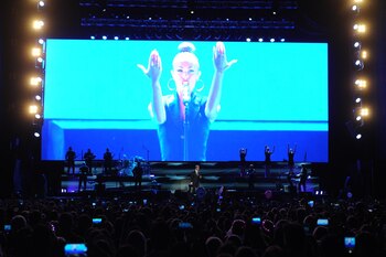 Micky en acción, detrás, Mollie, su más reciente conquista.