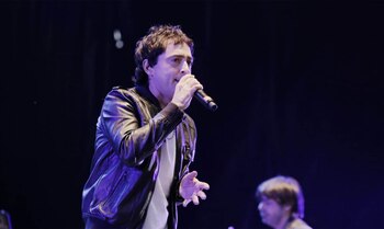 Pier sobre el escenario (Gentileza: Belén Papini para Rock en Baradero)