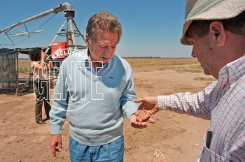 Franco Macri recibe unas semillas