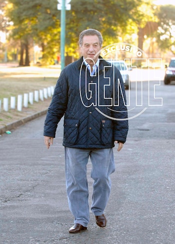 El padre del Presidente, saliendo