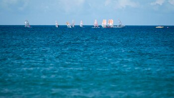 Las velas se ven a lo lejos sobre las aguas del Golfo Nuevo de Puerto Madryn