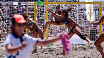 El equipo femenino de beach handball de CABA, dirigido por Leticia Brunati, se impuso 2-0 en la final ante Río Negro