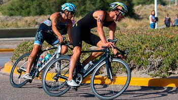 Gonzalo Tellechea (San Juan) y Dariya Fedchenko (Buenos Aires) triunfaron en triatlón