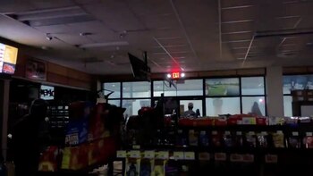 Un local sin luz cerca del lugar donde impactó un tornado, en Columbus, Mississippi (TWITTER/@DOPPLERDAXWX via REUTERS)
