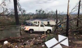 Escombros en el condado de Lee, Alabama (WKRG-TV via AP)