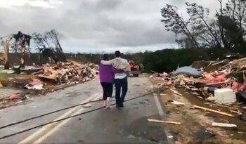 Transeúntes en el condado de Lee, Alabama (WKRG-TV via AP)