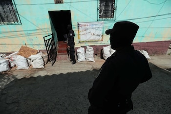 Policías salvadoreños participan en una
