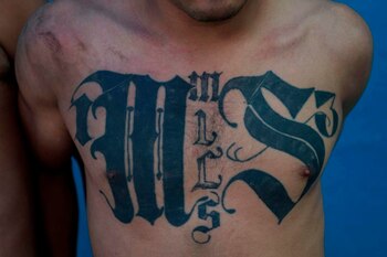 Un hombre con un tatuaje