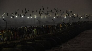Un grupo de peregrinos caminaban cerca del río, muy temprano en la mañana. (The New York Times)