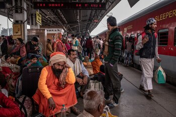 Peregrinos en la estación de transferencia hacia Prayagraj. (The New York Times)