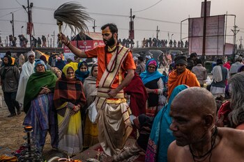 Un religioso hindú entonaba las plegarias matutinas. (The New York Times)