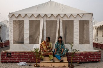 Los huéspedes del Indraprastham Tent City, un lujoso campamento. (The New York Times)