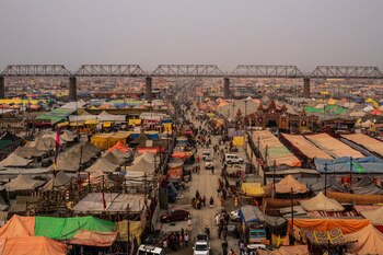 Kumbh Nagari, una ciudad temporal construida a orillas del río Ganges. (The New York Times)