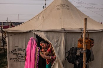 Una mujer trans sale de una tienda de campaña en Kumbh Nagari, una ciudad improvisada que fue construida para albergar a los fieles. (The New York Times)