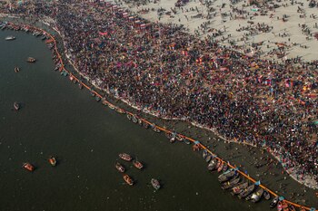 El lugar donde se realizan los baños rituales en Sangam, en la confluencia de los ríos Ganges y Yamuna. (The New York Times)