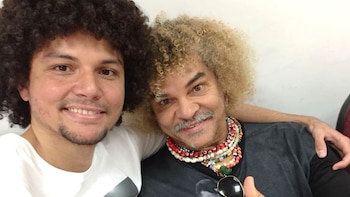 El exfutbolista colombiano junto a