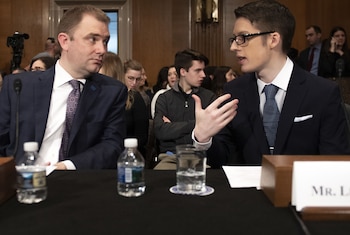 Ethan Lindenberger junto con el