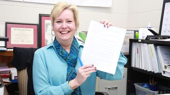 Donelan Andrews con la póliza