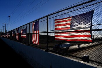 Las banderas cuelgan de una