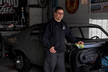 Scott Mezzapeso en su garaje