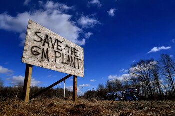 Hay muchos letreros hechos a