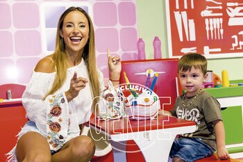 Lourdes Sánchez con su hijo