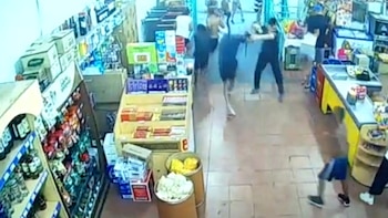 Los ladrones lanzaron algunas botellas