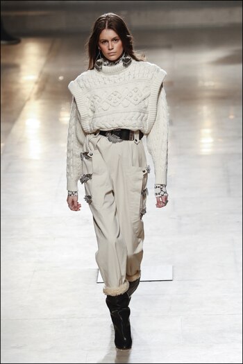 Kaia Gerber con un pantalón cargo