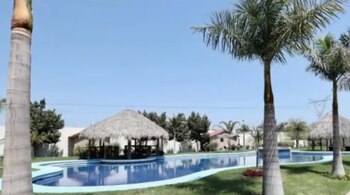 La casa cuenta con alberca,