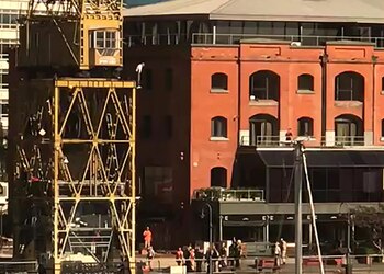 Alfonso Julio Doniacuo arriba de una de las grúas de Puerto Madero