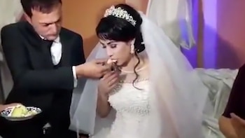 Ella no parece muy convencida