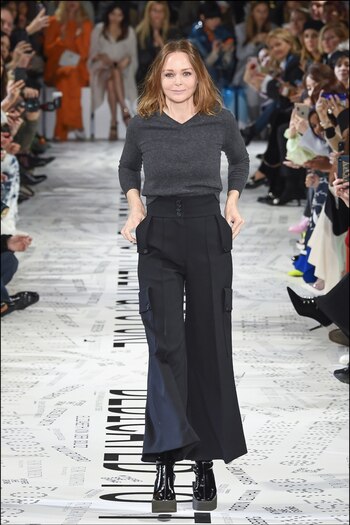 Stella McCartney en la pasarela después