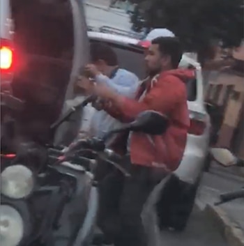 Tras forcejear con el hombre