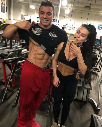 Brandao muestra sus músculos junto