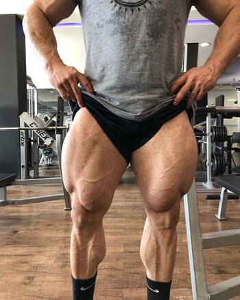 Los impactantes cuádriceps del culturista