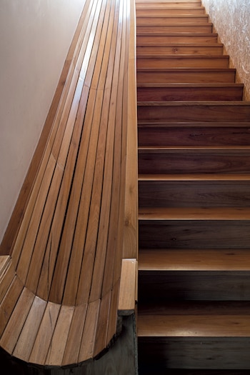 Al lado de la escalera,