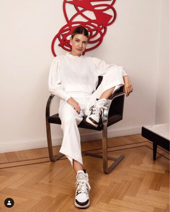 Total white. “El look blanco