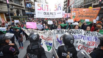 Mujeres y efectivos de la