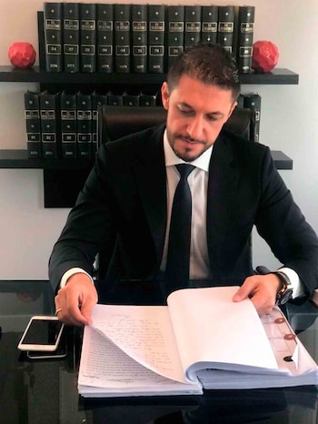 El doctor Matías Morla estudiando