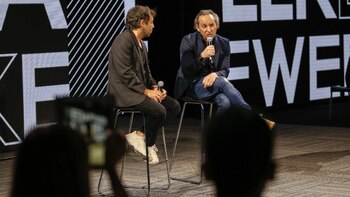 A sala llena brindaron una