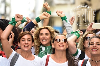 Con los brazos en alto,