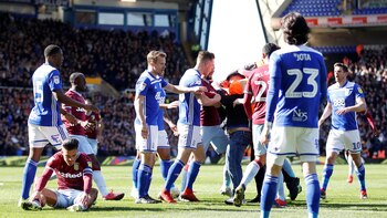 Jugadores del Birmingham intentaron detener