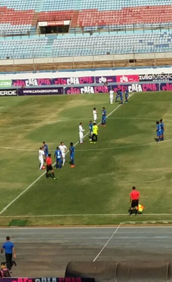 Los planteles decidieron manifestarse de una manera inédita: van 15 minutos de partido, y los planteles de Zulia y Caracas no disputan la pelota (Crédito: @HectorRojas23)