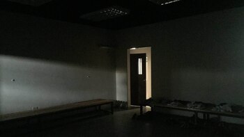 Sin luz ni agua, no estaban dadas las condiciones para que se dispute el encuentro (Crédito: @Thomascl25)