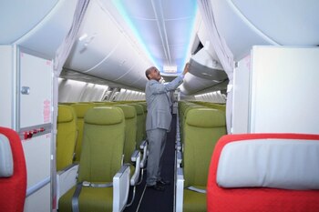 El CEO de Ethiopian Airlines Tewolde Gebre Mariam inspecciona el mismo boeing 737-800 MAX recién entregado que luego se estrellaría (EFE)