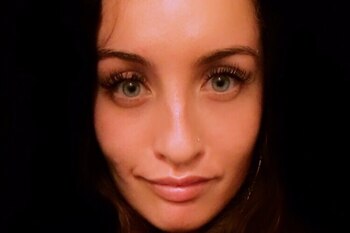 La mujer busca ayuda en