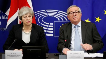 Theresa May junto a Jean-Claude