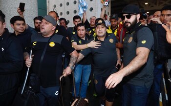 Maradona fue rodeado por elementos